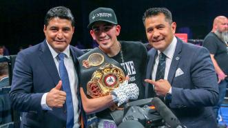 Leo Santa Cruz cruises to unanimous decision victory